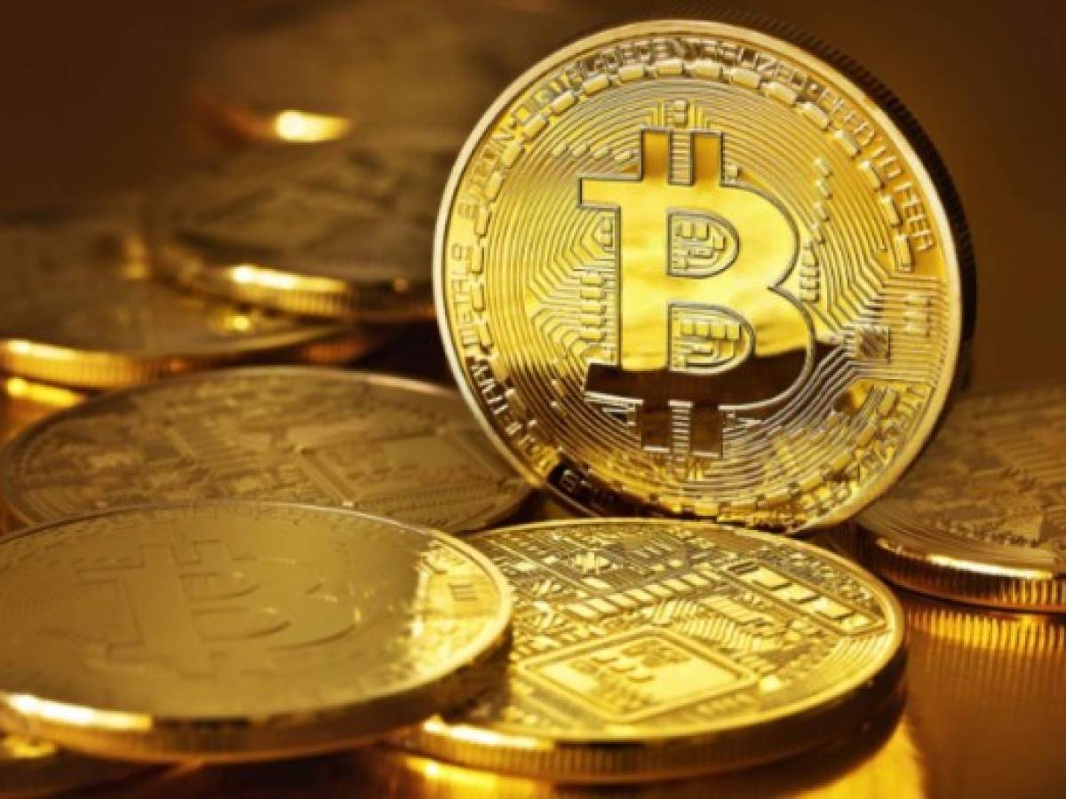 El bitcoin se disparó 7% y superó los US$7.000