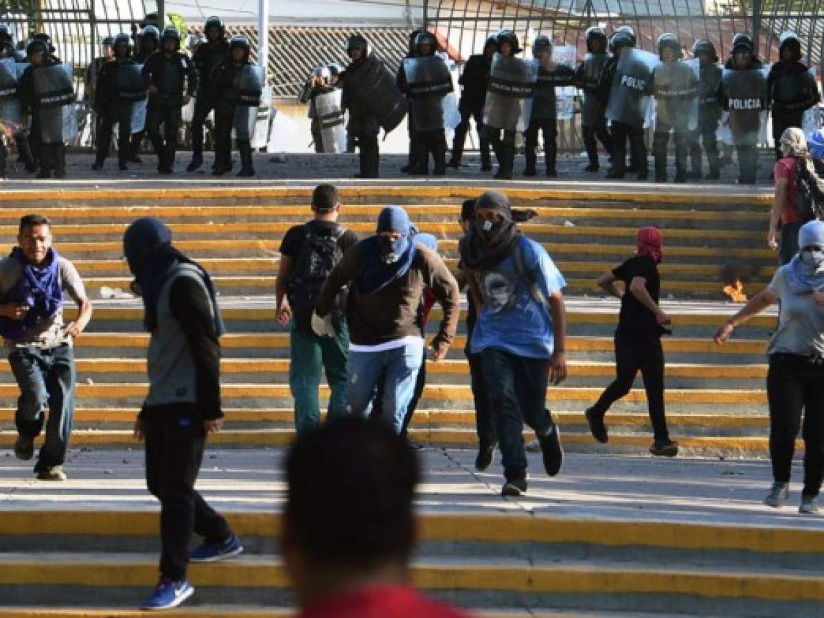 Honduras: Militares abren fuego contra universitarios durante protesta