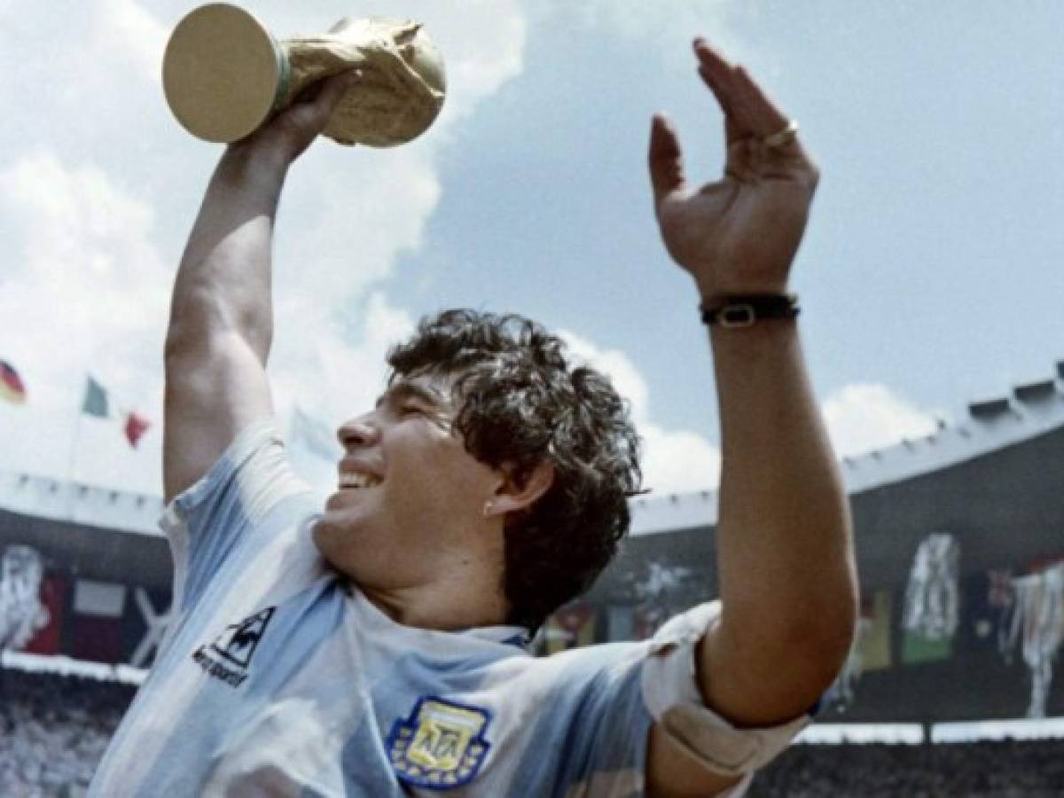 El mundo despide al polémico Maradona