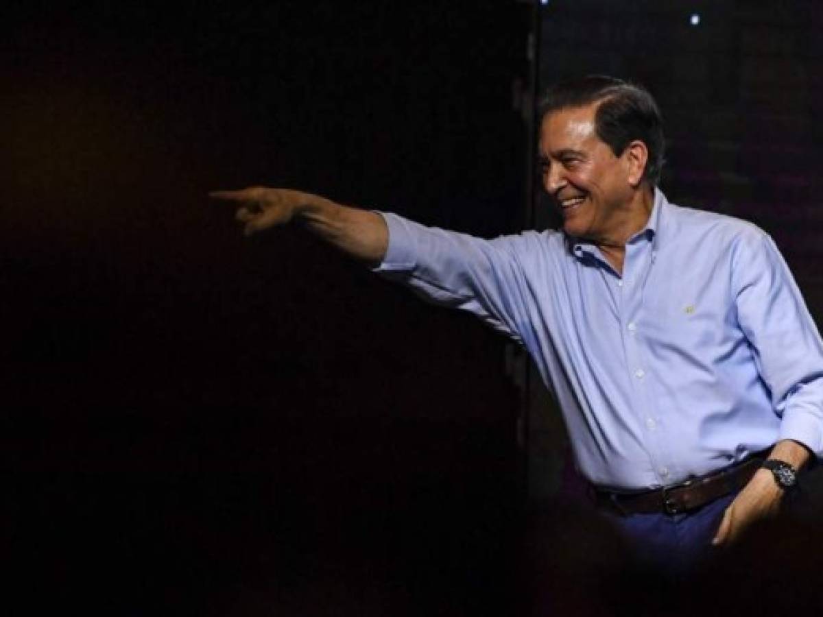 Panama's presidential candidate for the Democratic Revolutionary Party (PRD) Laurentino Cortizo gestures during a campaign rally, in Panama City on April 1, 2019. - Panama will hold presidential and legislative elections next May 5. (Photo by Luis ACOSTA / AFP)