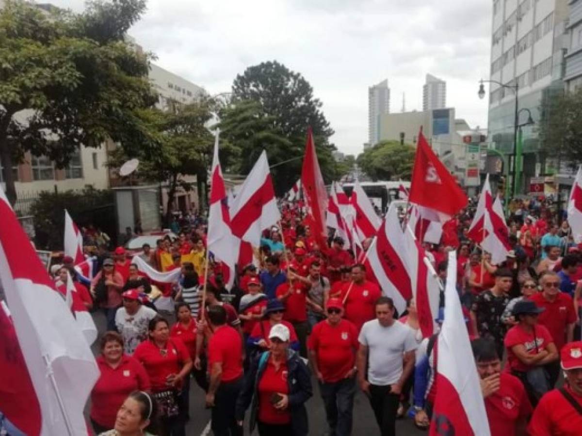 Costa Rica: Educadores paralizan labores contra proyectos que restringen huelgas