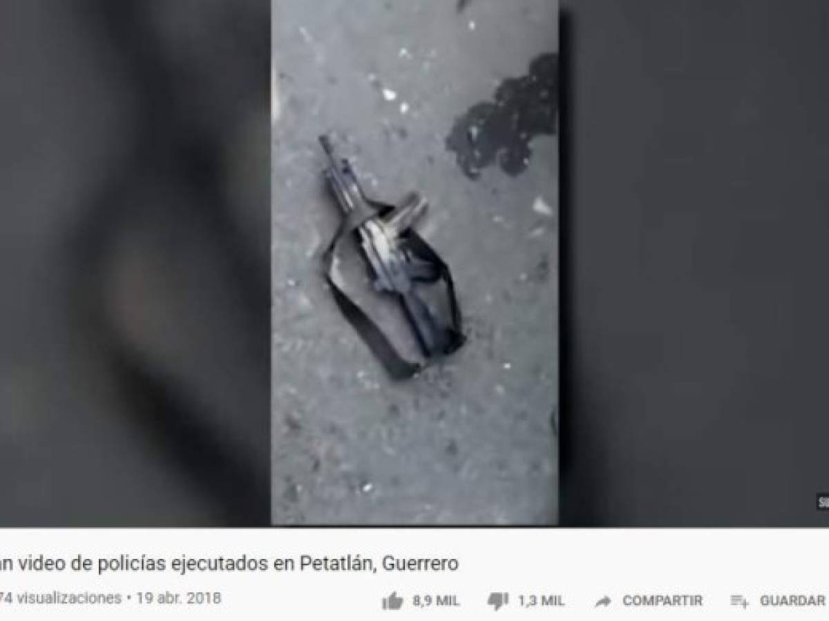 Aunque el tuit, en turco, señala que los hechos ocurrieron en Culiacán, una búsqueda inversa de imágenes arrojó que la grabación (L) corresponde a un ataque en el que delincuentes asesinaron a policías en el estado mexicano de Guerrero en abril de 2018. Aunque el tuit, en turco, señala que los hechos ocurrieron en Culiacán, una búsqueda inversa de imágenes arrojó que la grabación (L) corresponde a un ataque en el que delincuentes asesinaron a policías en el estado mexicano de Guerrero en abril de 2018.
