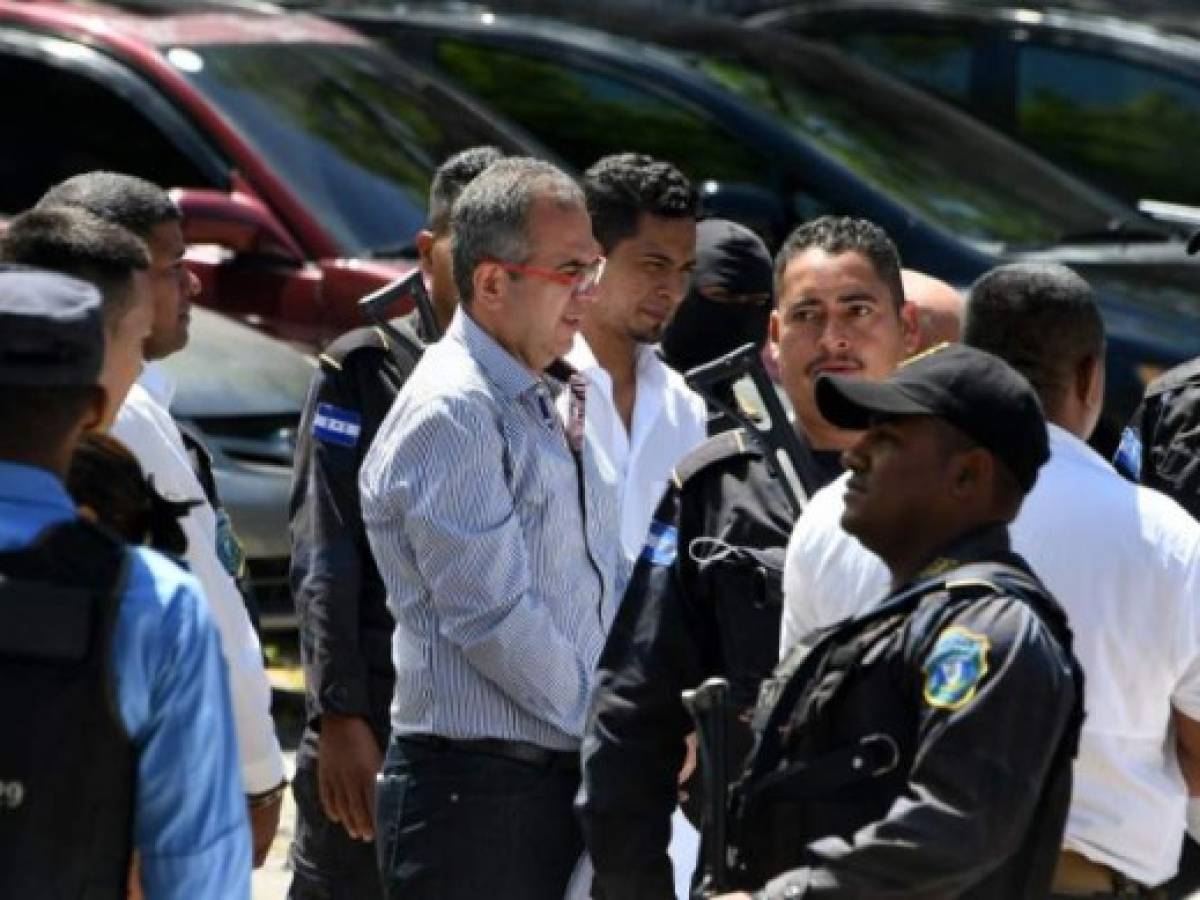 The accused on the murder of indigenous environmental activist Berta Caceres are escorted upon arrival in court for the start of the trial on September 17, 2018 in Tegucigalpa. Nine people are accused of the murder of the coordinator of the Civic Council of Popular and Indigenous Organizations of Honduras (COPINH), including three executives of the Desarrollos Energeticos S.A (DESA) company. / AFP PHOTO / ORLANDO SIERRA