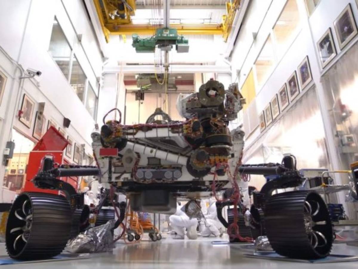 El rover Mars 2020 de la NASA se presenta sobre sus ruedas