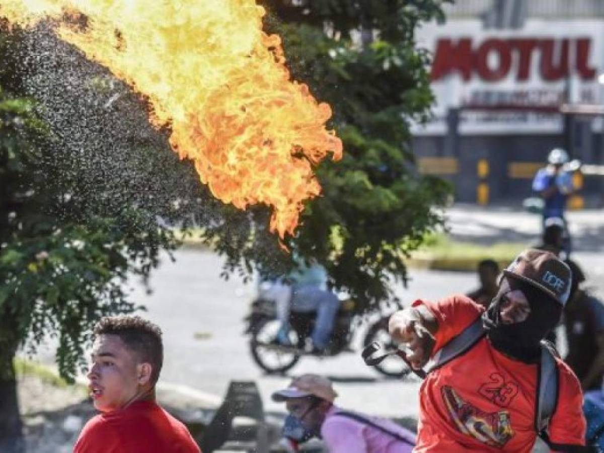 La Constituyente, rechazada por 72% de los venezolanos según Datanálisis, sesionará este martes en el Palacio Legislativo en medio de protestas y tensiones con el Parlamento, que debate en el mismo lugar.