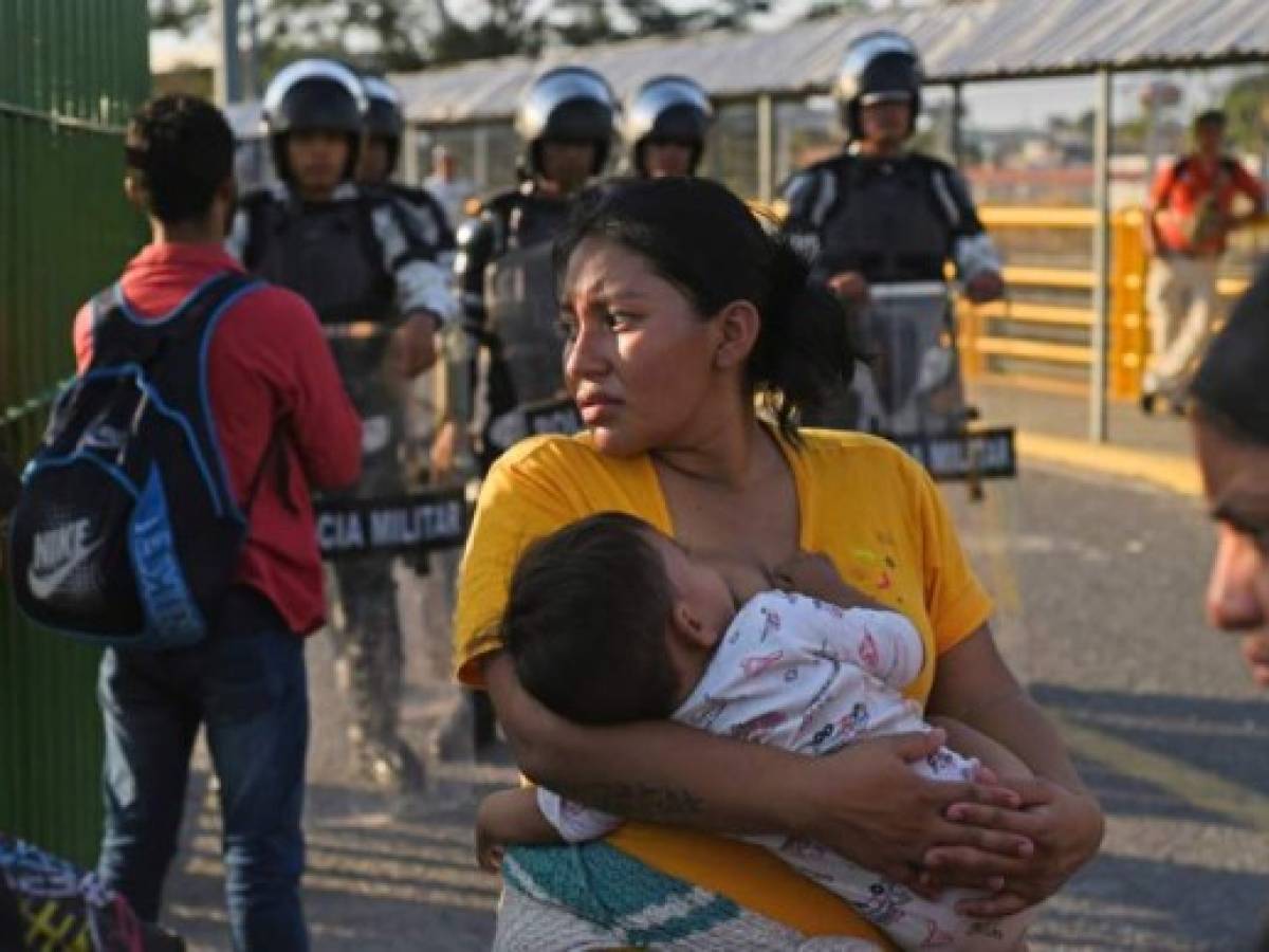 En grupos de entre 20 y 30 personas, fueron trasladados en autobuses a la estación migratoria de Tapachula, 37 km al norte de Ciudad Hidalgo, para analizar sus casos, agregó el agente.