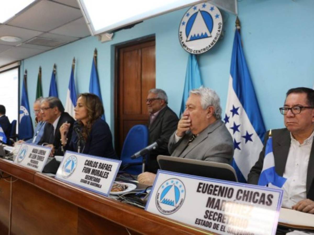 Presidentes de la región analizan reformar o cerrar el Parlamento Centroamericano