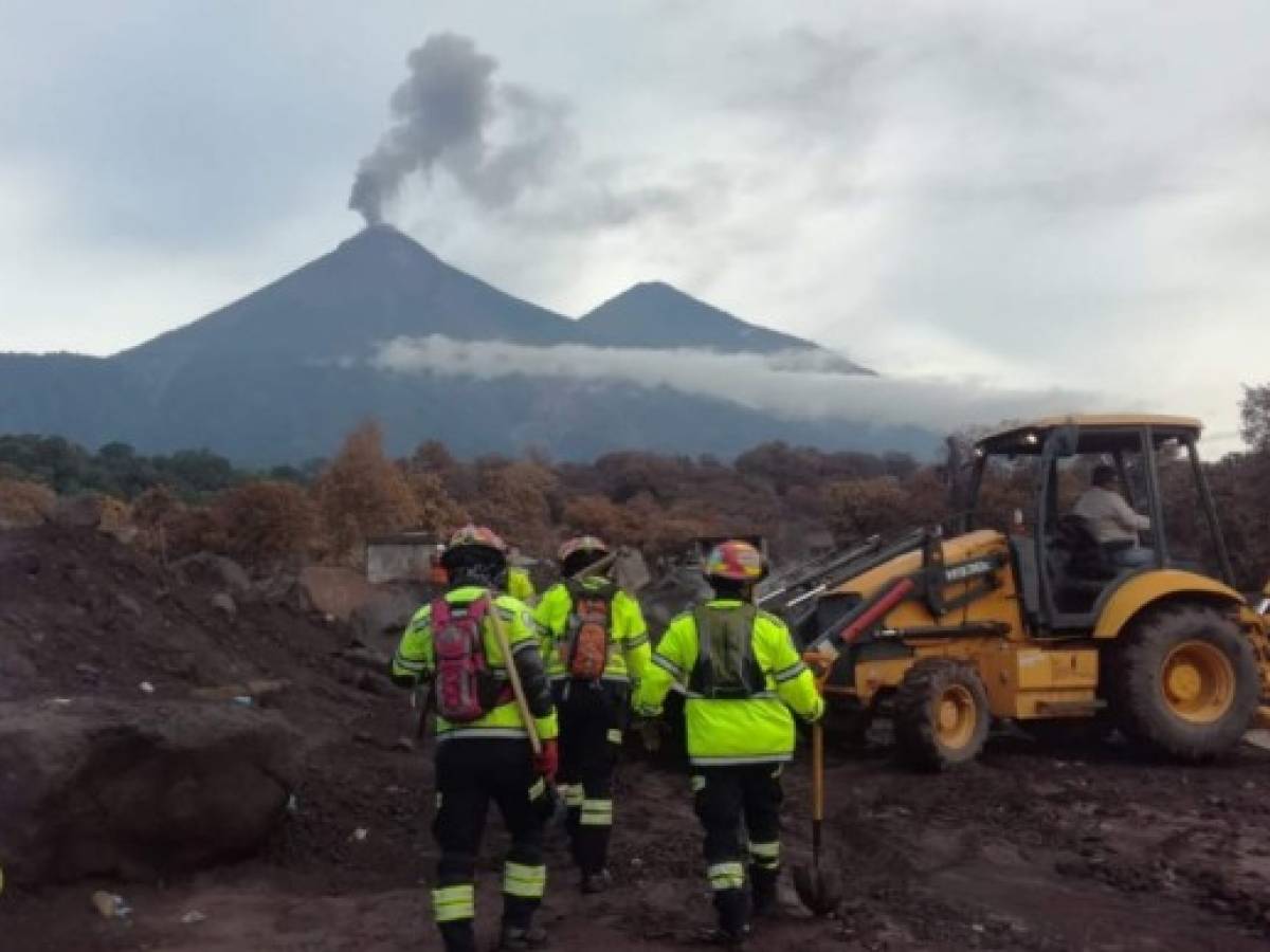 Volcán de Fuego continúa activo con siete explosiones por hora en Guatemala