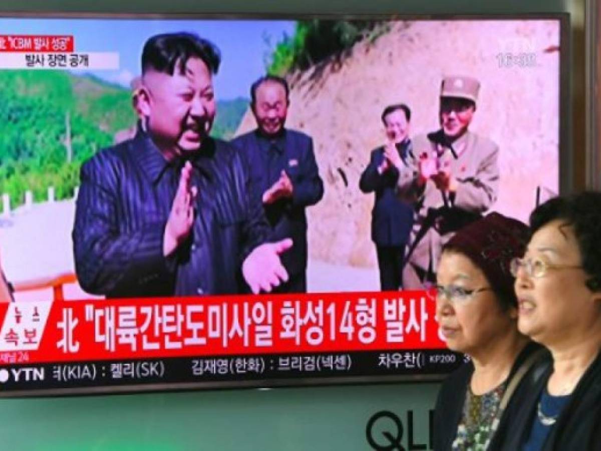 Tras supervisar el lanzamiento personalmente, agregó la agencia oficial, Kim dijo que 'los bastardos estadounidenses no van a estar muy contentos con ese regalo enviado por el aniversario del 4 de Julio'. Riéndose a carcajadas, agregó que 'debería enviarles regalos de vez en cuando para ayudarlos a salir de su aburrimiento'. Tras supervisar el lanzamiento personalmente, agregó la agencia oficial, Kim dijo que 'los bastardos estadounidenses no van a estar muy contentos con ese regalo enviado por el aniversario del 4 de Julio'. Riéndose a carcajadas, agregó que 'debería enviarles regalos de vez en cuando para ayudarlos a salir de su aburrimiento'.