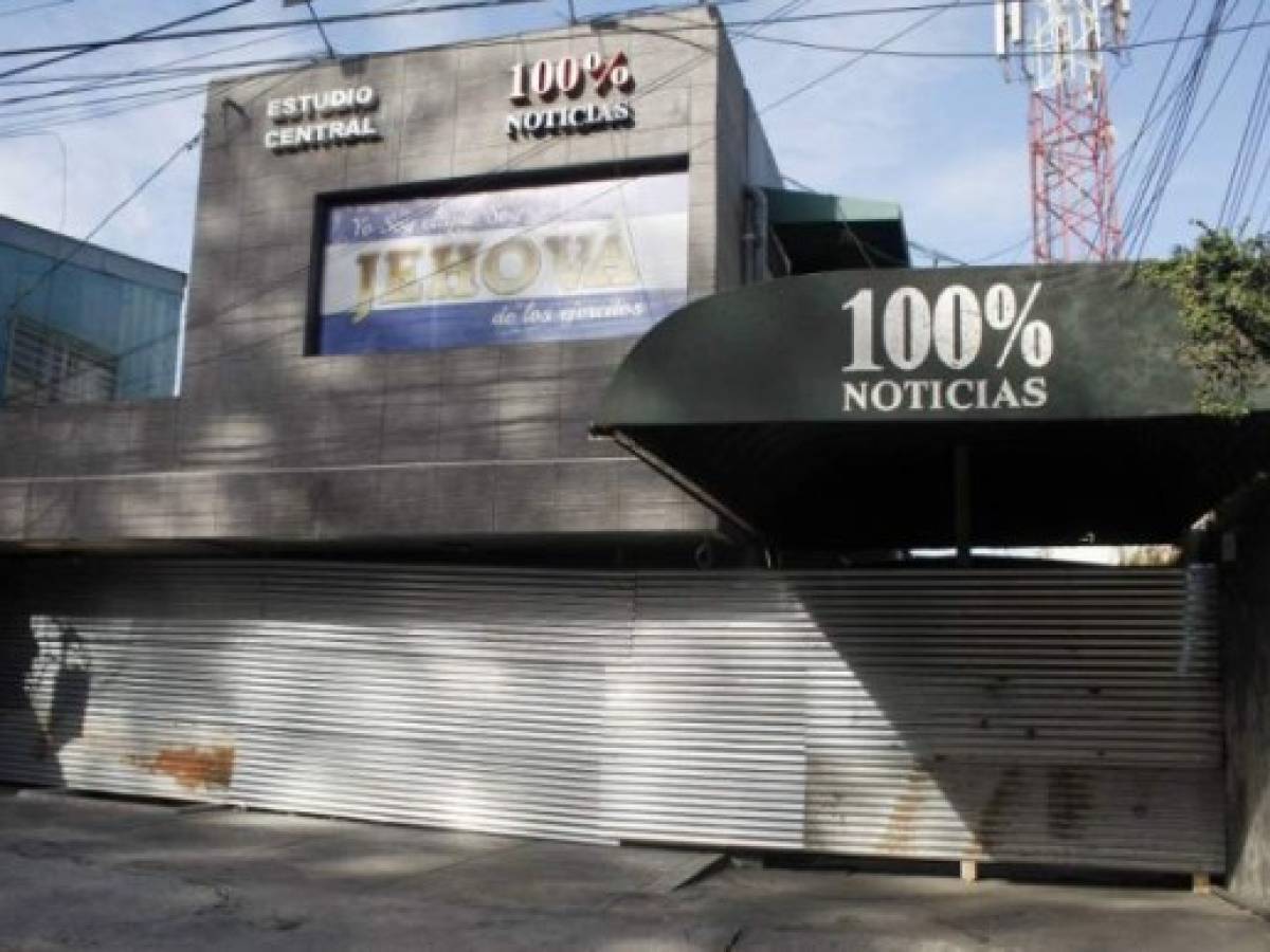 Picture of the facade of '100% Noticias' (100% News) televison station in Managua, taken on December 22, 2018 a day after it was raided and closed by the Nicaraguan Police. - The director of 100% Noticias, Miguel Mora, was arrested during the raid. Rights groups say at least 320 people have been killed in Nicaragua in a brutal government crackdown launched in response to the escalation in April of street protests, initially against a now-ditched pension reform. (Photo by MAYNOR VALENZUELA / AFP)