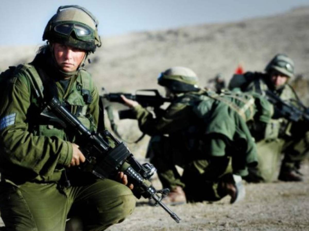 In this photo released by IDF Spokesperson is a training of the Karkal battalion which is made up of male and female combat soldiers fighting side by side. Nov 14 2007. Photo by Yoni Markovitzki/IDF Spokesperson/Flash90