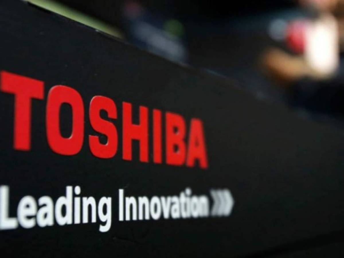 Toshiba maniobra para limitar su exposición a la crisis