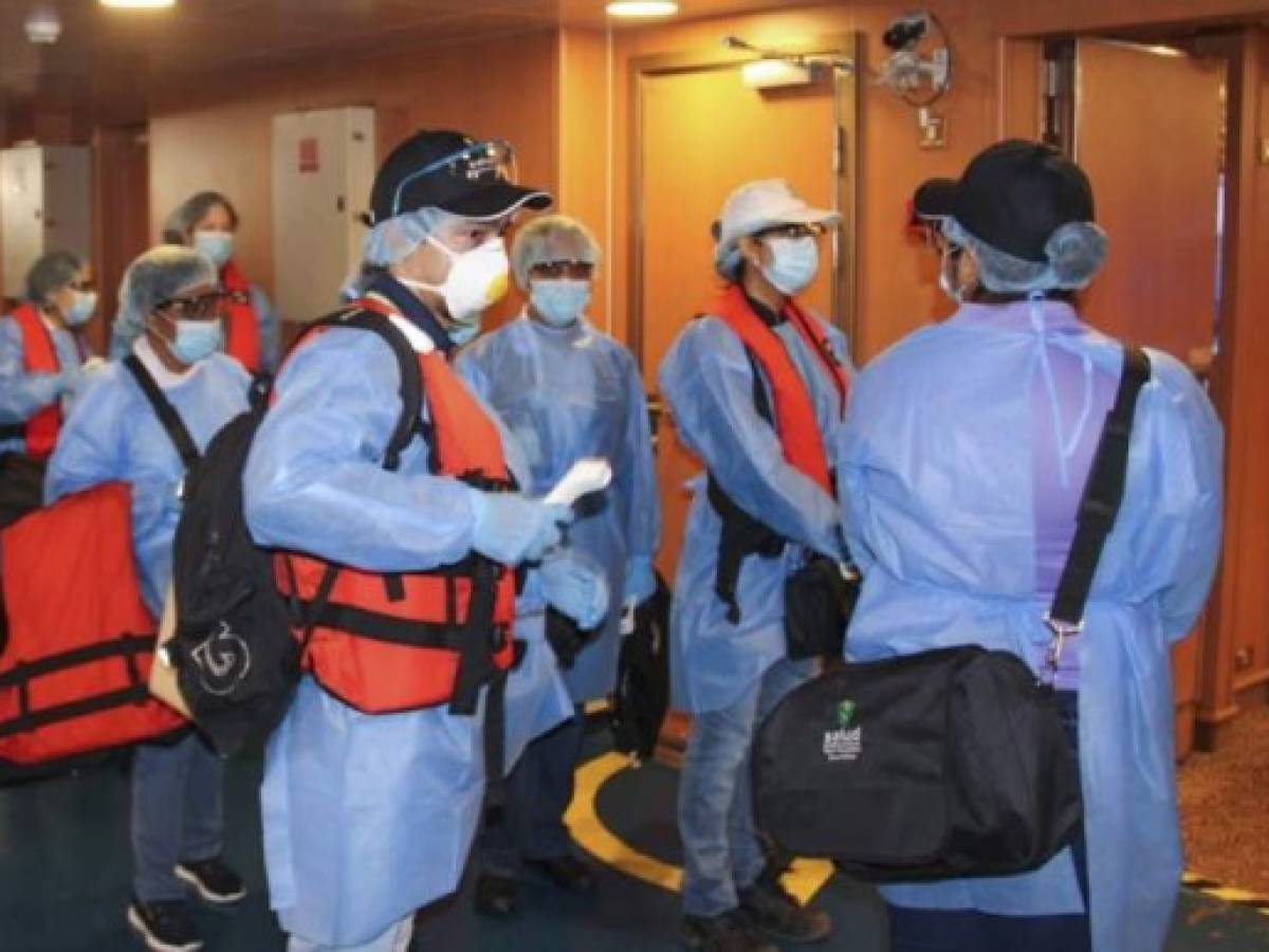 Handout picture released by Panama's Health Ministry presss office showing members of the Health Ministry waiting for tourists on arrival at Port of Amador in Panama City, on March 10, 2020. - The Panamanian government announced the first case of COVID-19 in the country, in a woman who arrived from Spain. (Photo by Panama's Health Ministry presss Office / AFP)