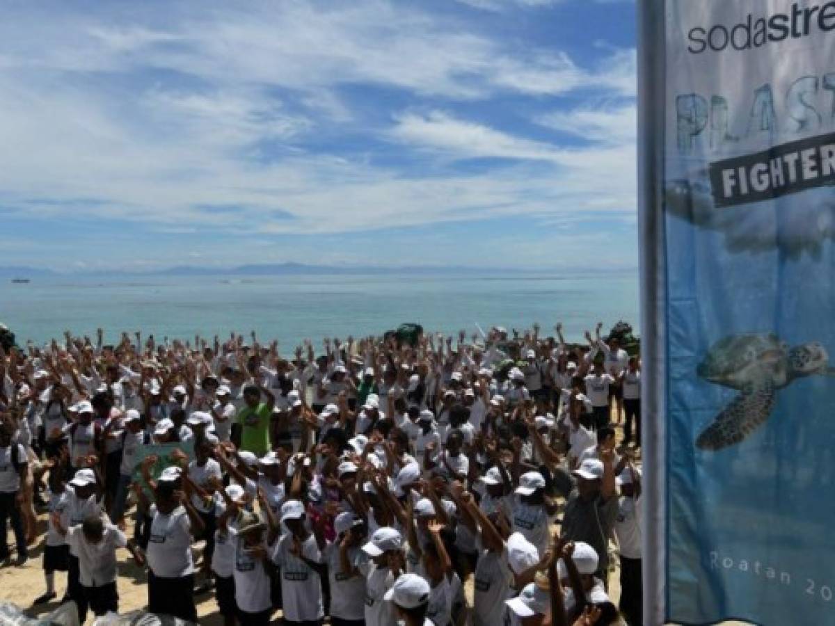 Unos 150 escolares de Roatán se sumaron a los trabajos para crear conciencia en los niños sobre el perjuicio del uso de utensilios desechables de plástico, que son los que terminan en los océanos del mundo.