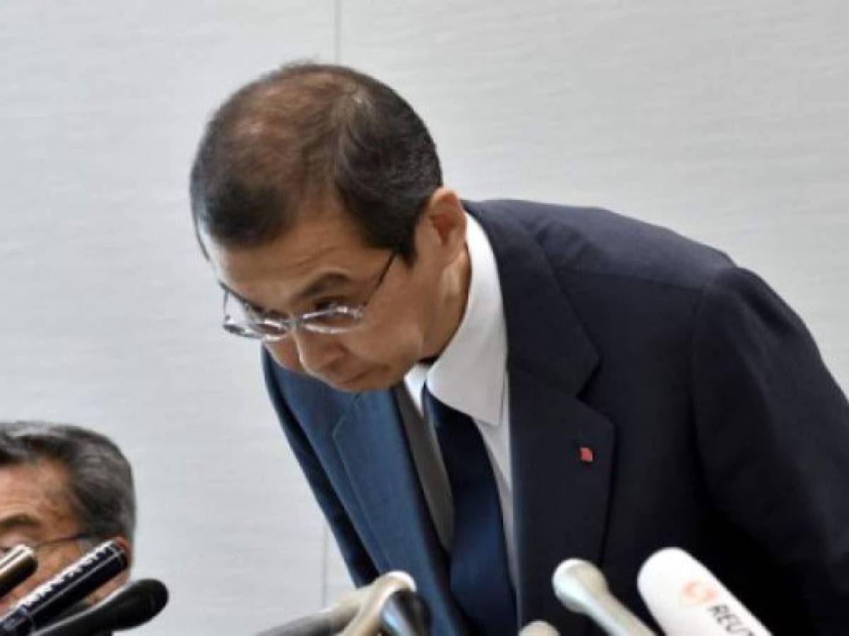 Chairman and CEO of Japanese airbag maker Takata Corp., Shigehisa Takada (R), bows at the beginning of a press conference in Tokyo on June 26, 2017.Japan's crisis-hit car parts maker Takata said it filed for bankruptcy protection on June 26, after deadly faults in its airbags triggered the auto industry's biggest ever safety recall. / AFP PHOTO / Kazuhiro NOGI