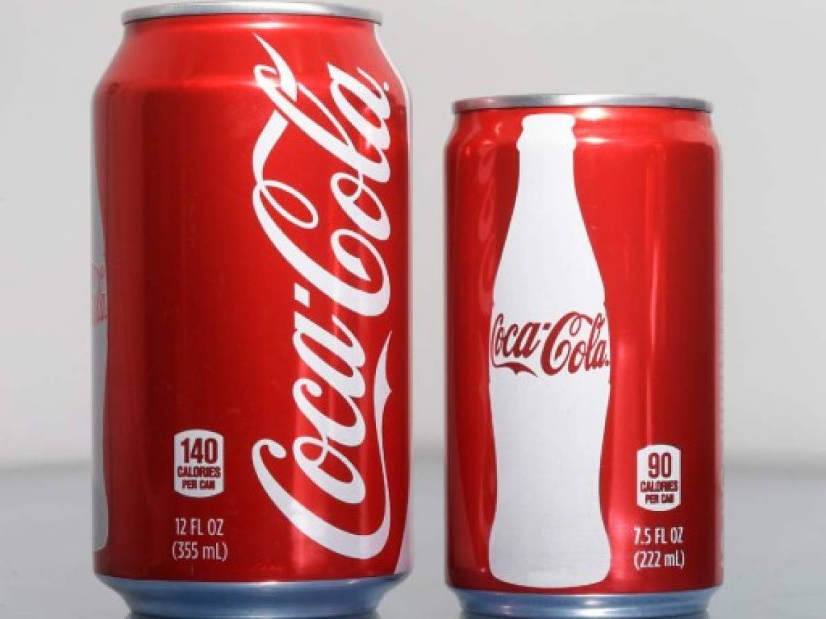 Coca-Cola comenzará a retirar anillos de plástico de sus latas