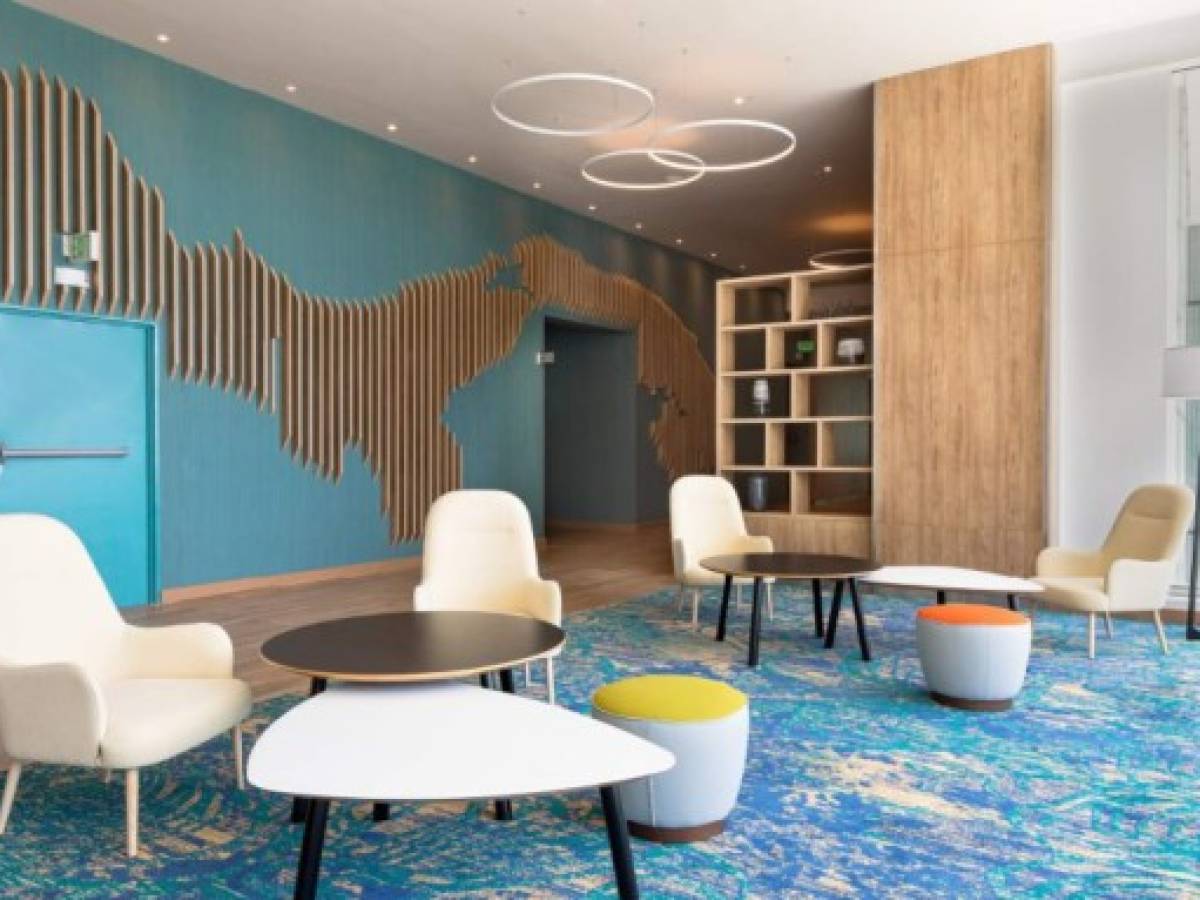 El Sky Lobby luce un mapa de Panamá creado por la arquitecta Maritza Lantry con tablones de madera en relieve. El restaurante, por su parte, tiene pisos antiguos, similares a los que se pueden observar en Casco Antiguo.