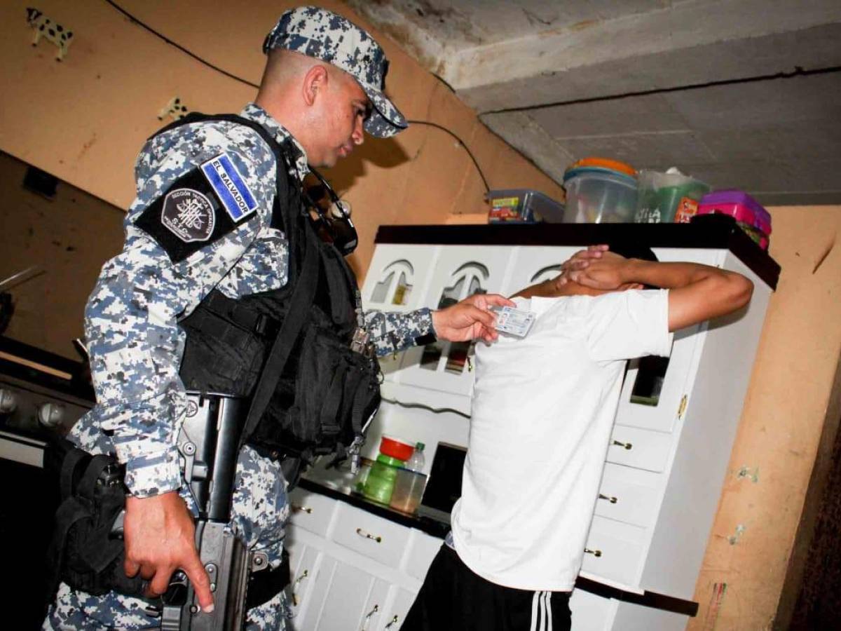 Organizaciones: Régimen de excepción en El Salvador ha desplazado a más de 200 personas