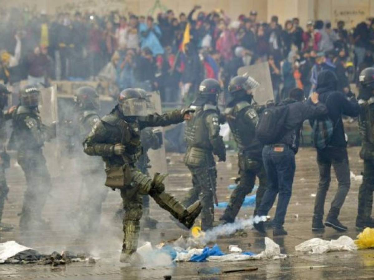 Police officers stand guard at the site of a blast targeting a police station in Santander de Quilichao, Cauca department, on November 23, 2019. - Three officers were killed and seven other people injured after an attack on a police station in troubled southwestern Colombia on November 22, a local official told AFP. (Photo by LUIS ROBAYO / AFP)