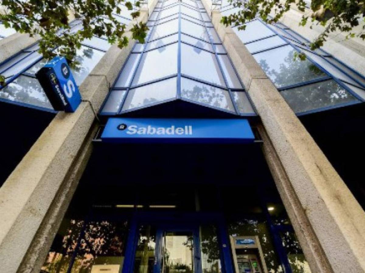 El segundo banco catalán y quinto de España fue el primero en anunciar el traslado de su sede. Se muda a Alicante. El segundo banco catalán y quinto de España fue el primero en anunciar el traslado de su sede. Se muda a Alicante.