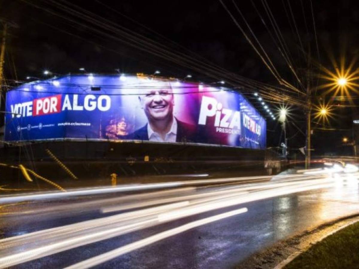 An election campaign banner depicting presidency candidate Rodolfo Piza of the Social Christian Unity Party (PUSC) is seen on January 3, 2018 in San Jose ahead of the upcoming February 4 presidential elections. Costa Ricans will go to the polls on February 4 to elect their next president, in a climate of uncertainty in which nearly half of the population remains undecided and the candidate with further support in the polls is far from the minimum 40% needed to win in the first round. / AFP PHOTO / Ezequiel BECERRA