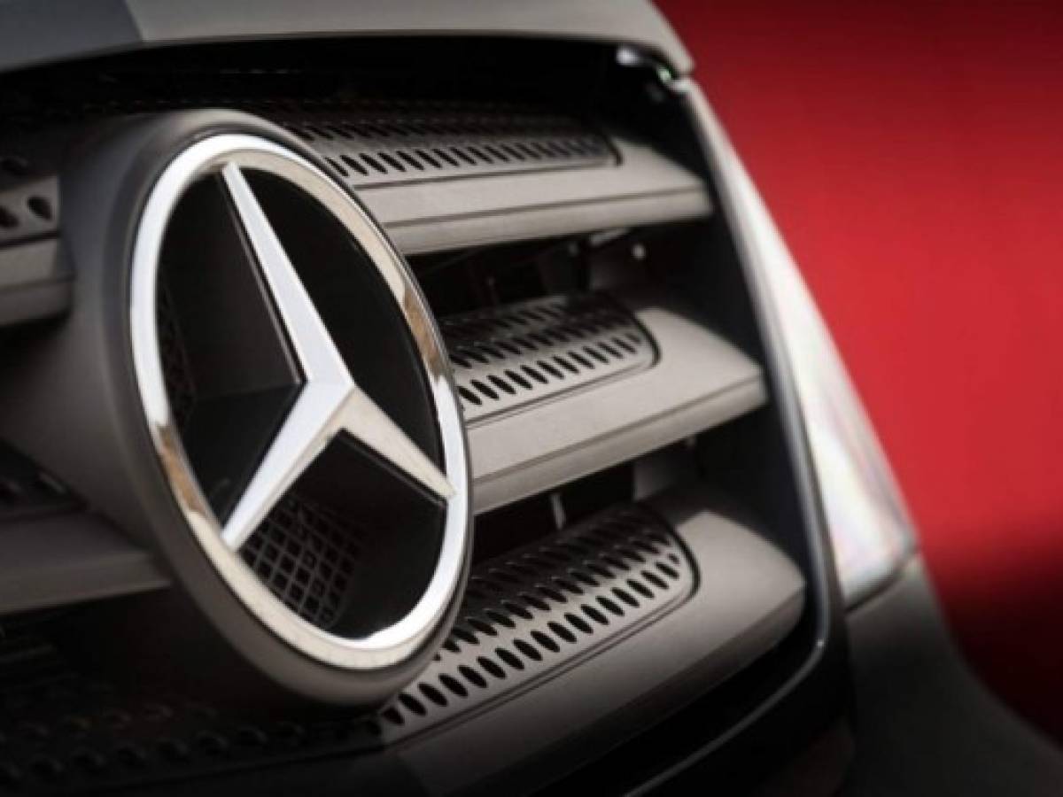 Mercedes triplica ganancia de BMW y aún lidera en autos de lujo
