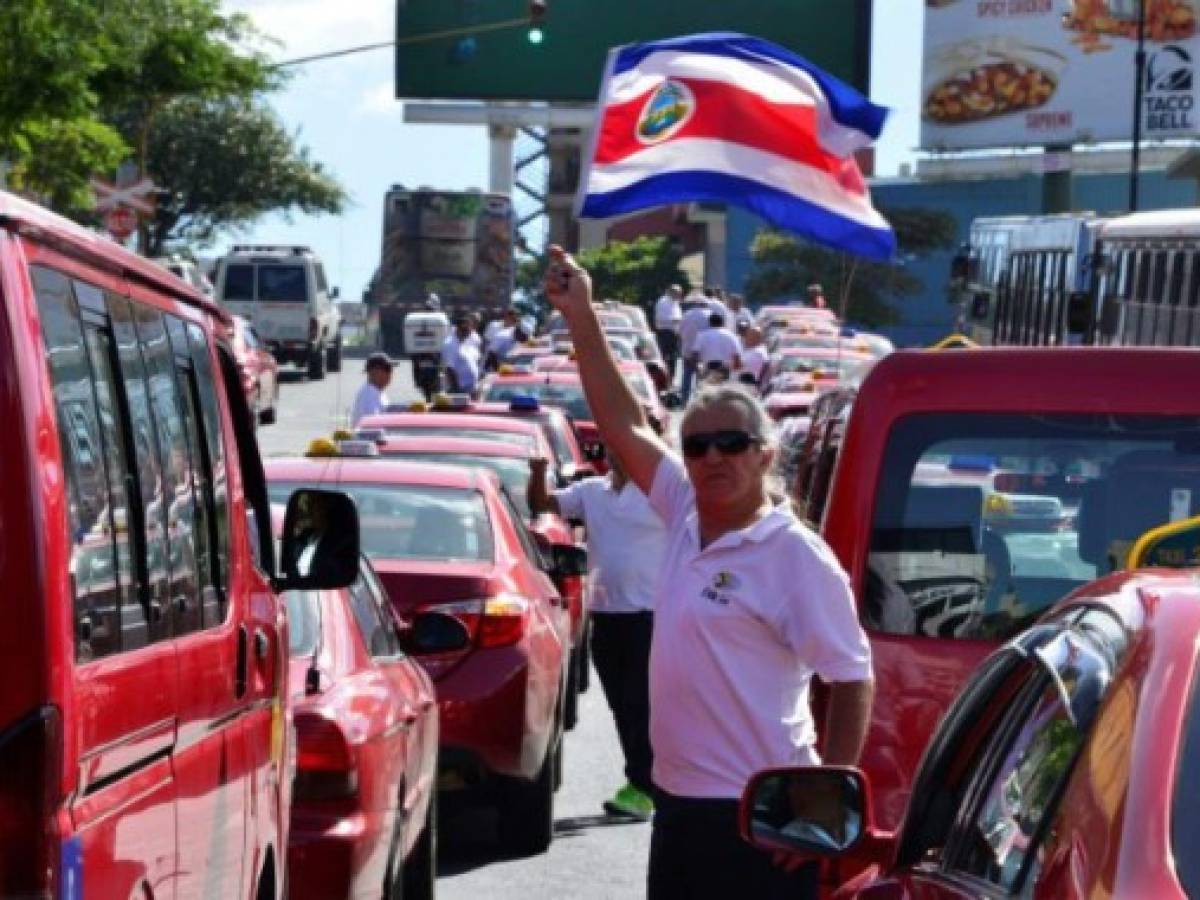 Taxistas protestan en Costa Rica al exigir un fallo judicial contra Uber