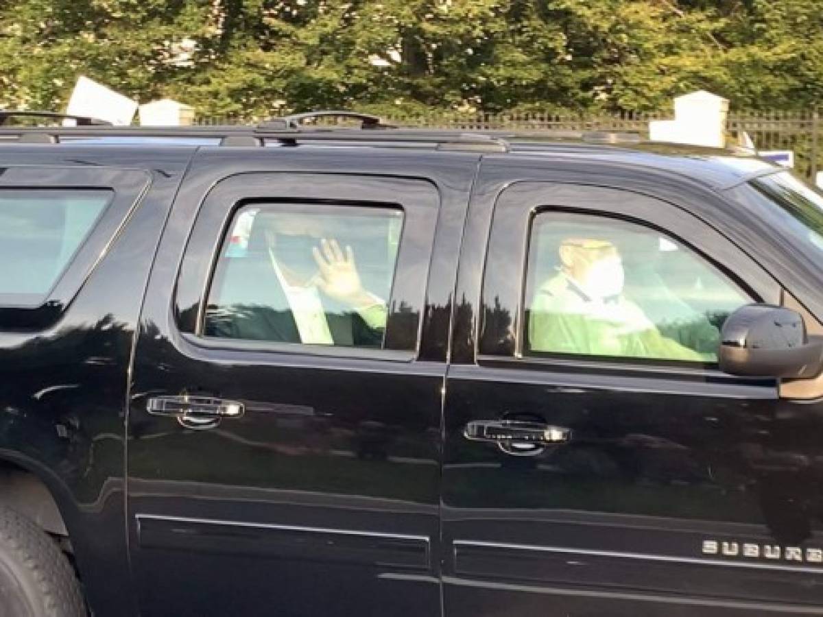 Trump se pasea en coche por las inmediaciones del hospital donde está ingresado para saludar a sus seguidores