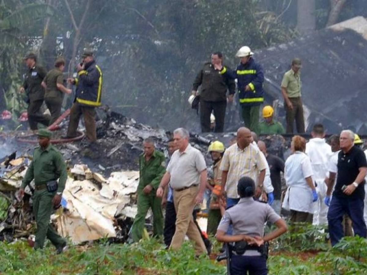 Cuban President Miguel Diaz-Canel (C) is pictured at the site of the accident after a Cubana de Aviacion aircraft crashed after taking off from Havana's Jose Marti airport on May 18, 2018.A Cuban state airways passenger plane with 113 people on board crashed on shortly after taking off from Havana's airport, state media reported. The Boeing 737 operated by Cubana de Aviacion crashed 'near the international airport,' state agency Prensa Latina reported. Airport sources said the jetliner was heading from the capital to the eastern city of Holguin. / AFP PHOTO / Adalberto ROQUE
