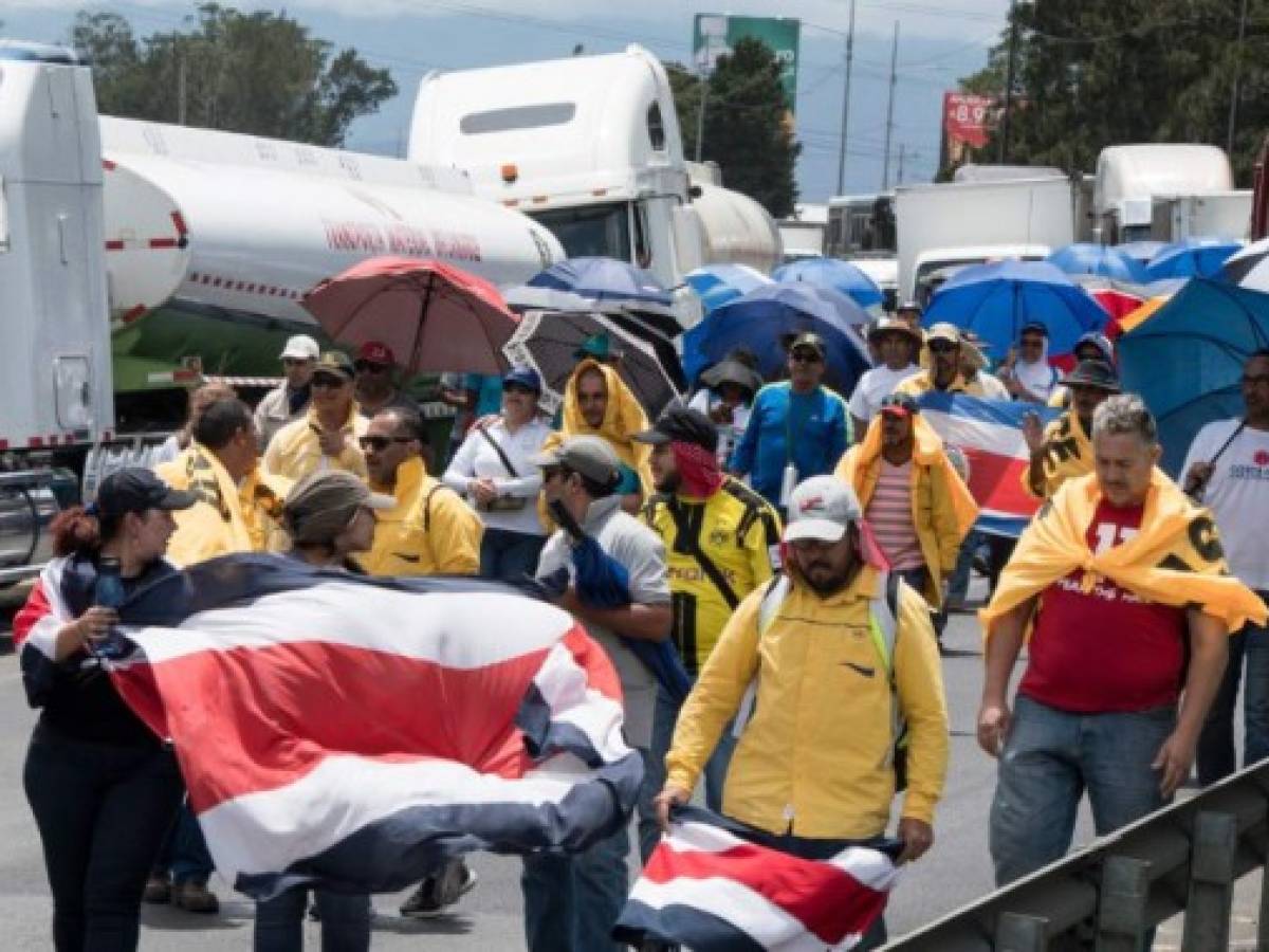Costa Rica llega a 12 días de huelga y el gobierno urge la refoma fiscal