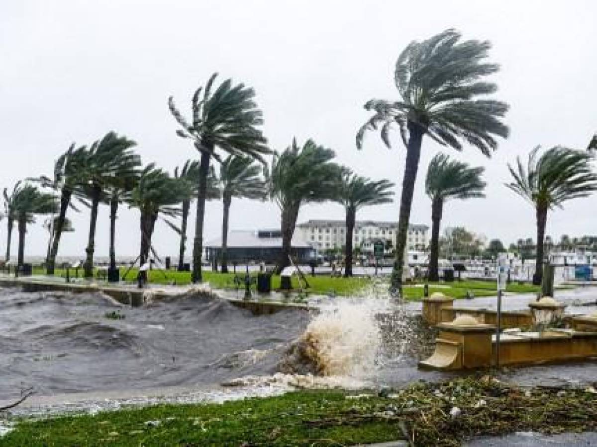 SANFORD, FLORIDA - 29 DE SEPTIEMBRE: Las olas del lago Monroe golpean el paseo fluvial de Sanford mientras continúan los fuertes vientos y la lluvia del huracán Ian el 29 de septiembre de 2022 en Sanford, Florida. El huracán trajo fuertes vientos, marejadas ciclónicas y lluvias al área causando daños severos. Gerardo Mora/Getty Images/AFP (Foto de GERARDO MORA/GETTY IMAGES NORTH AMERICA/Getty Images vía AFP) SANFORD, FLORIDA - 29 DE SEPTIEMBRE: Las olas del lago Monroe golpean el paseo fluvial de Sanford mientras continúan los fuertes vientos y la lluvia del huracán Ian el 29 de septiembre de 2022 en Sanford, Florida. El huracán trajo fuertes vientos, marejadas ciclónicas y lluvias al área causando daños severos. Gerardo Mora/Getty Images/AFP (Foto de GERARDO MORA/GETTY IMAGES NORTH AMERICA/Getty Images vía AFP)