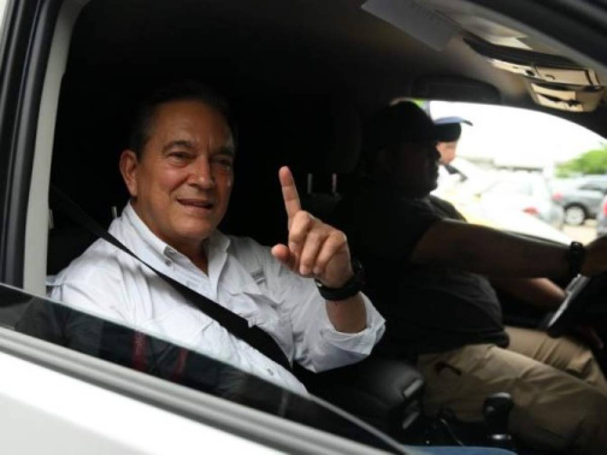 Panamanian presidential candidate for the Democratic Revolutionary Party (PRD) Laurentino Cortizo, is seen on a car outside a polling station during presidential and parliamentary elections in Panama City on May 5, 2019. - Panamanians went to the polls Sunday to elect a new president after a campaign dominated by concerns about corruption. (Photo by MARVIN RECINOS / AFP)