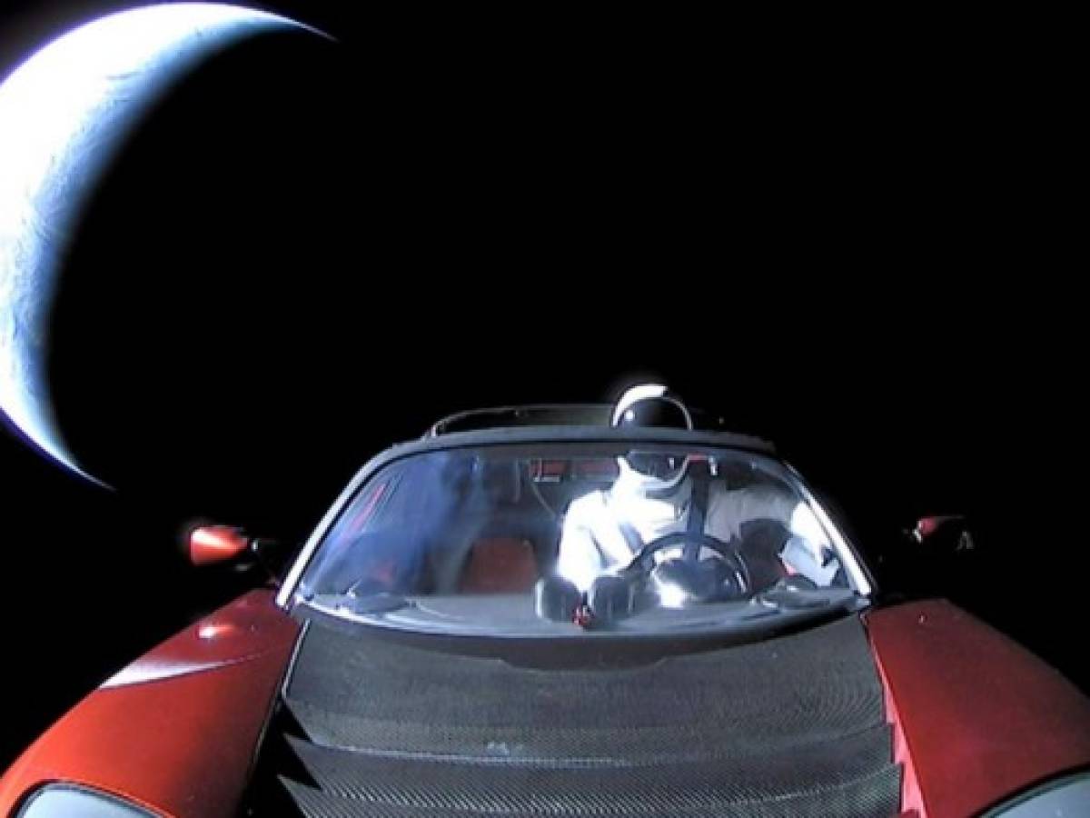 Tesla Roadster, el auto que Elon Musk puso en órbita en la prueba del Falcon Heavy