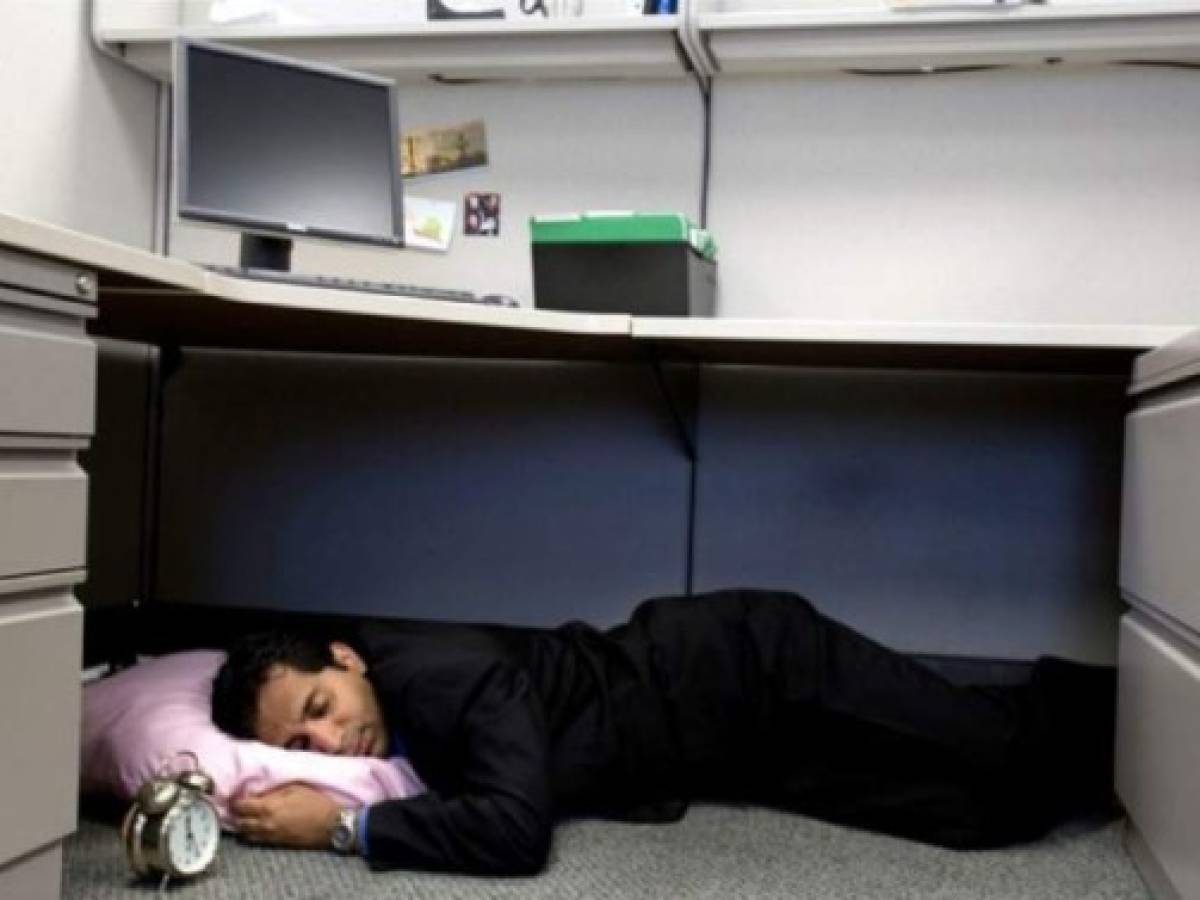 Según la Fundación Nacional del Sueño en Estados Unidos, una siesta de 20 minutos entre la 1 y las 3 de la tarde pueden restaurar tu nivel de alerta.
