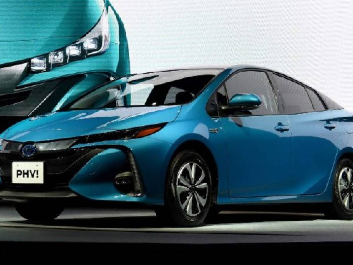 Toyota llama a revisión 2,4 millones de vehículos híbridos en el mundo