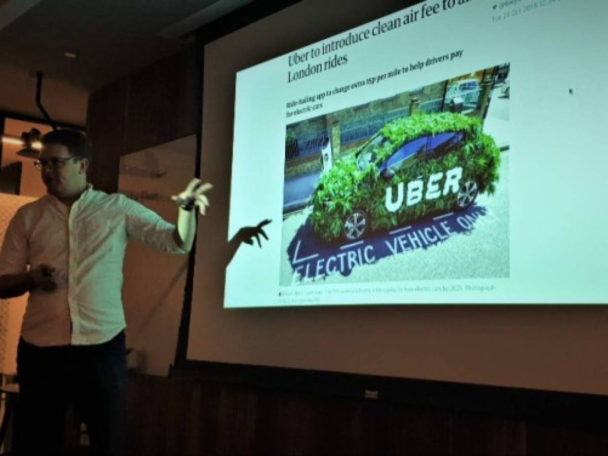 Andrew Salzberg, jefe de políticas y transporte de Uber, a una veintena de periodistas de América Latina. “Si ves en Estados Unidos, la mayoría de personas tienen carros, pero solo 2% se mueve en transporte público. Andrew Salzberg, jefe de políticas y transporte de Uber, a una veintena de periodistas de América Latina. “Si ves en Estados Unidos, la mayoría de personas tienen carros, pero solo 2% se mueve en transporte público.