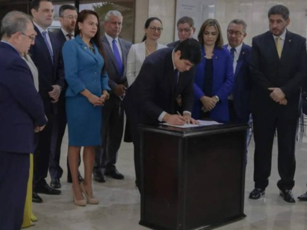 Costa Rica: Alvarado ratifica ley que límita derecho a huelga y la prohibe en servicios esenciales