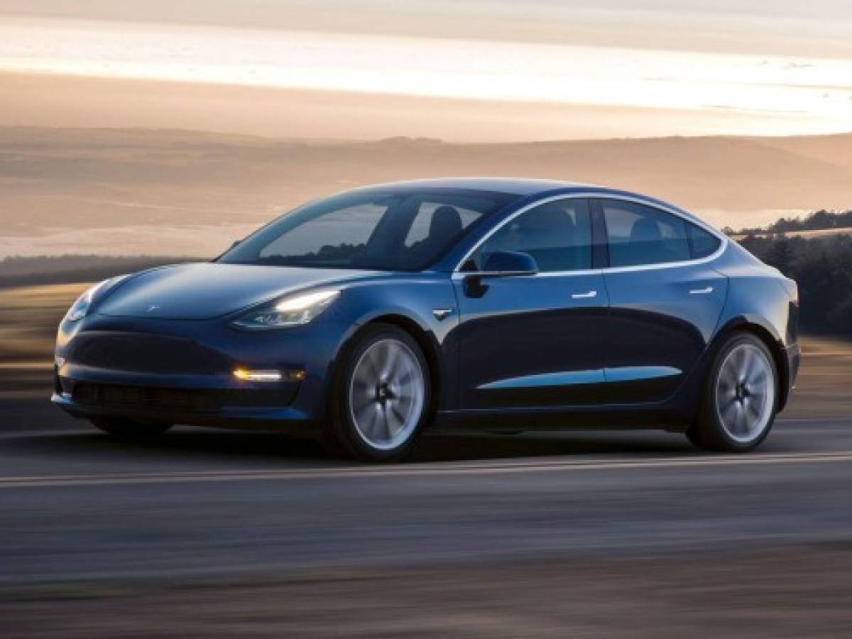 Tesla llama a revisión 11 mil autos por posible falla en silla