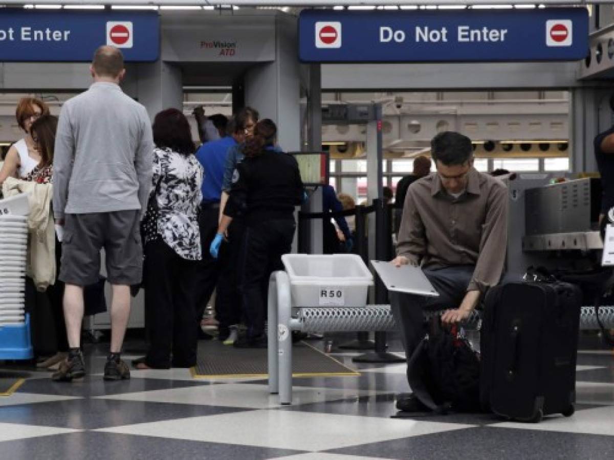 Nuevos escáneres en aeropuertos acabarían con prohibición de laptops y líquidos