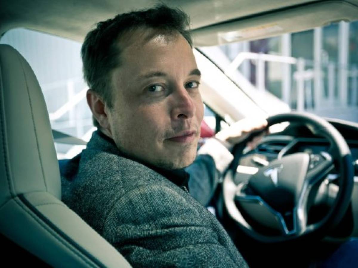 Elon Musk critica a Apple por su posible auto eléctrico