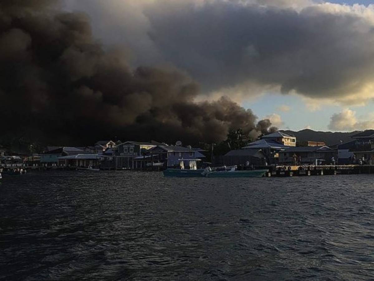 Incendio calcina decenas de viviendas en isla del Caribe hondureño