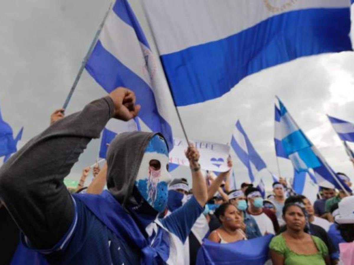 Anti-government demonstrators hold a protest demanding Nicaraguan President Daniel Ortega and his wife, Vice President Rosario Murillo, stand down, in Managua on May 26, 2018.Hundreds of protesters dug in around Nicaragua on Saturday, blocking roads as at least eight more people were killed in a 24-hour period. Unrest has resumed since week-long church-mediated talks between the government and opposition to quell a month of violence broke down late on Wednesday. / AFP PHOTO / Inti OCON