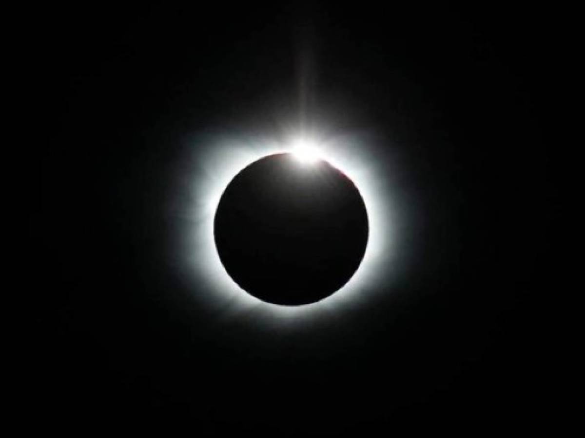 Eclipse solar total oscurece el día eterno del verano austral en la Antártida