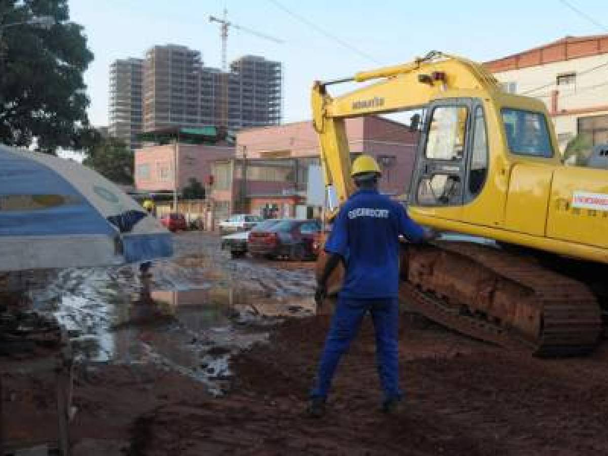 Brazilian construction company Odebrecht worker goes about his jobs on a construction site in Luanda on January 30, 2010. Portuguese, Chinese and Brazilian companies are in competition as reconstruction in the Angolan capital continues after the 27-year civil war. AFP PHOTO / ISSOUF SANOGO / AFP PHOTO / ISSOUF SANOGO