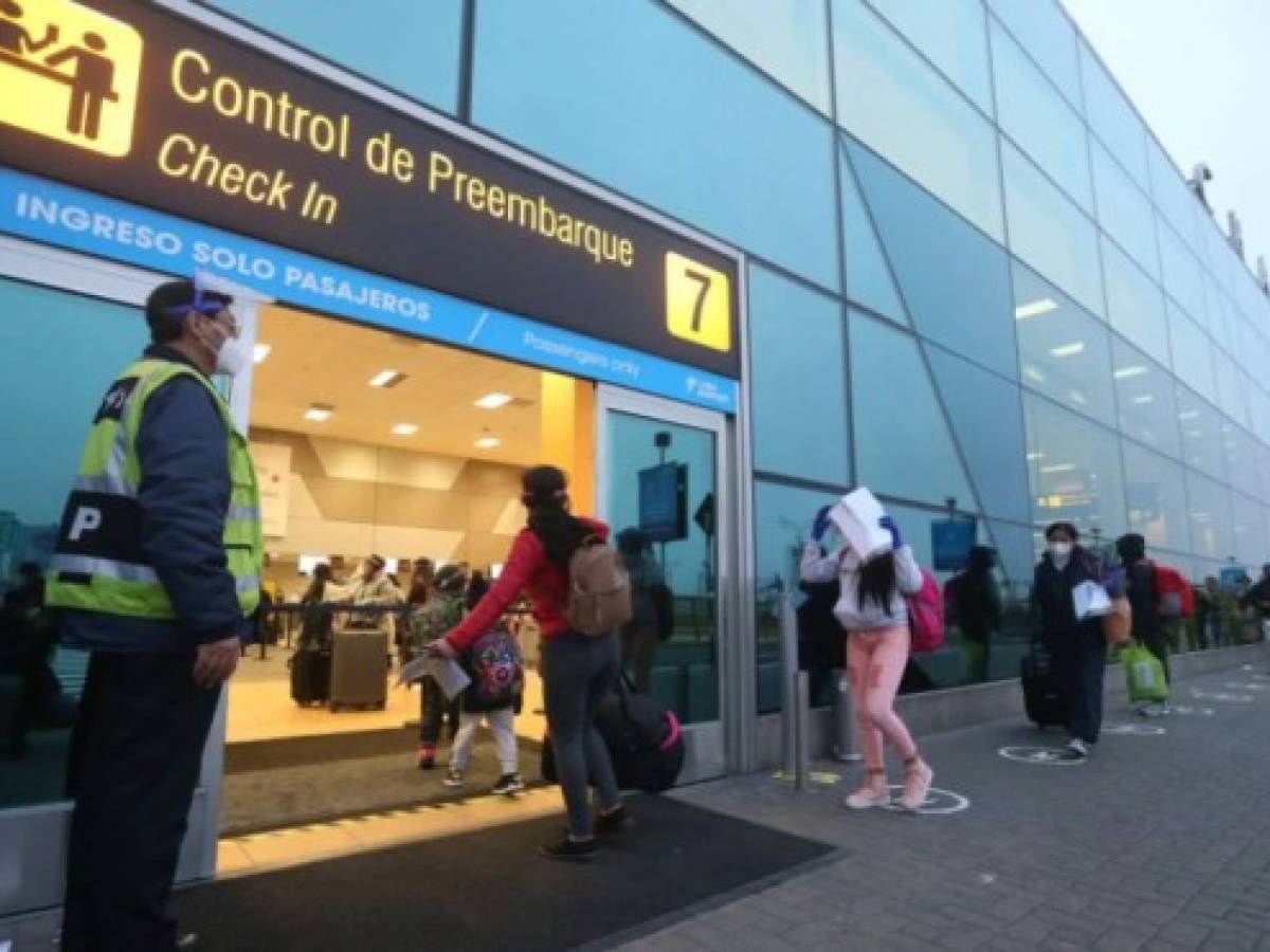 Aterriza en Lima el primer vuelo internacional tras casi siete meses de cierre de fronteras