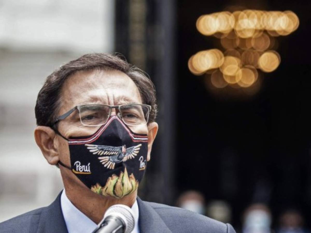 Congreso de Perú destituye al popular presidente Vizcarra