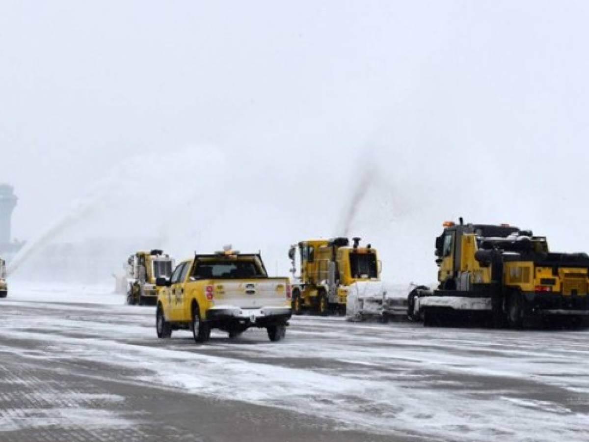 EEUU: Tormenta invernal cancela vuelos y colapsa carreteras