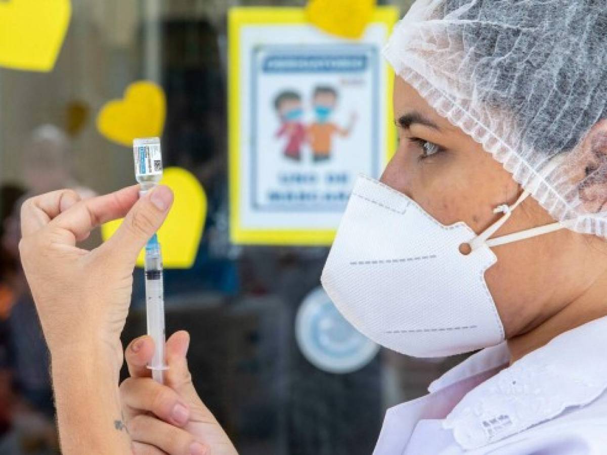 Latinoamérica apuesta a la vacunación ante ómicron ante alza de contagios