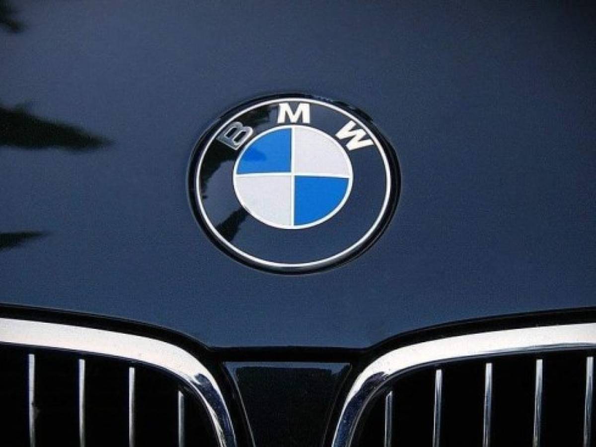 BMW decide cambiar su emblemático logo