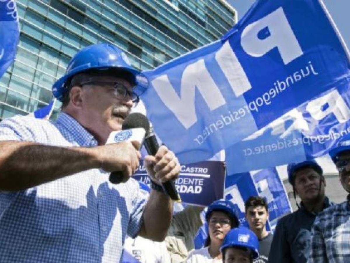 Candidato presidencial por el Partido de Integración Nacional (PIN), Juan Diego Castro (IZQ.), saluda a simpatizantes en San José, Costa Rica. AFP PHOTO / Ezequiel BECERRA